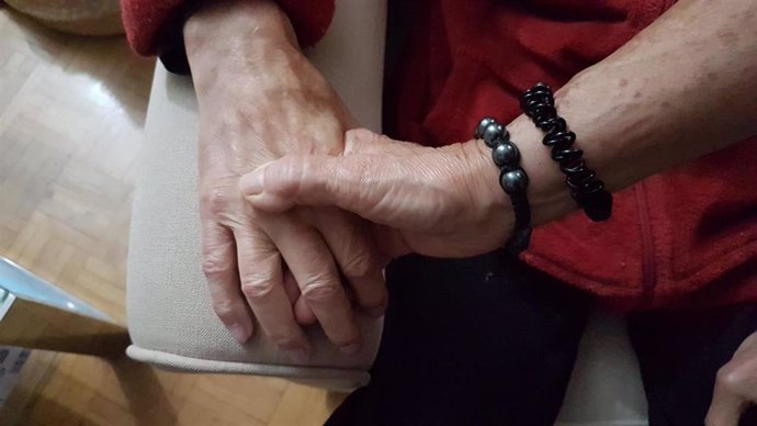 Imagen de archivo - Pilar coge la mano de Valentín, su marido, que tiene Alzheimer.