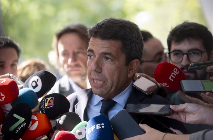 El presidente de la Comunidad Valenciana, Carlos Mazón, ofrece declaraciones a los medios