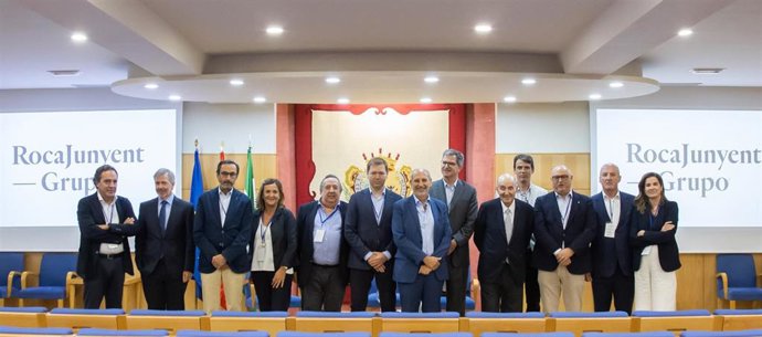 Consejo del Grupo RocaJunyent, con los dos nuevos socios de EMHE Legal