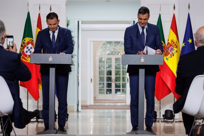 Archivo - El presidente del Gobierno, Pedro Sánchez (d), y el primer ministro de la República de Portugal, Luís Montenegro (i), comparecen en una rueda de prensa tras una reunión, en el Complejo de la Moncloa, a 15 de abril de 2024, en Madrid (España)