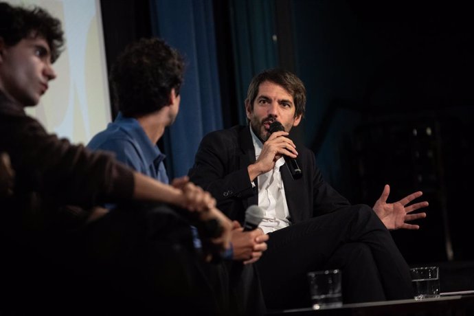 El ministro de Cultura, Ernest Urtasun (D) clausura en el cine Doré, la Jornada de Reflexión sobre el Presente y el Futuro del cine en conversación con los directores, productores y guionistas Javier Calvo (I) y Javier Ambrossi (C), a 7 de octubre de 2024