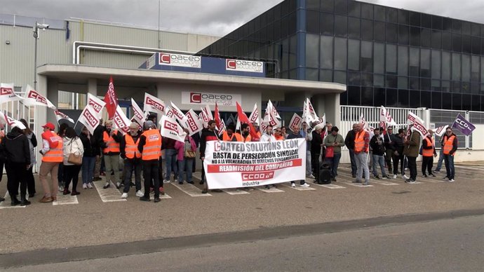 Concentración convocada por CCOO este lunes a las puertas de León Coated Solutions, en el Polígono Industrial de Villadangos del Páramo (León).