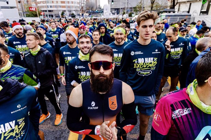 Archivo - Centenares de corredores durante la San Silvestre Vallecana 2023.