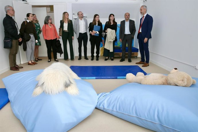 El consejero de Educación, Sergio Silva, durante la visita realizada al CEIP Jesús Cancio de Santander