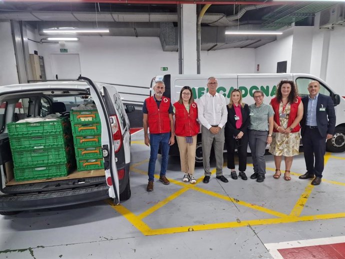 Representantes de Cruz Roja y Mercadona en la entrega de productos frescos a entidades benéficas