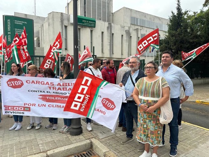 El coordinador provincial de Izquierda Unida (IU) en Huelva, Marcos Toti, y la concejal de la Izquierda de Huelva, Mónica Rossi, este lunes en la concentración de CCOO.