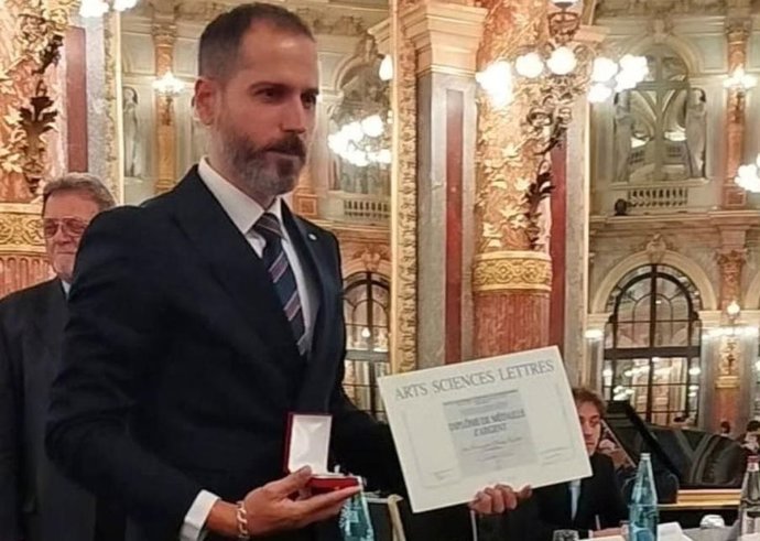 El escultor ecijano José Francisco Blasco, muestra el diploma que le reconoce con la medalla de plata de las Arts-Sciences-Lettres de París.