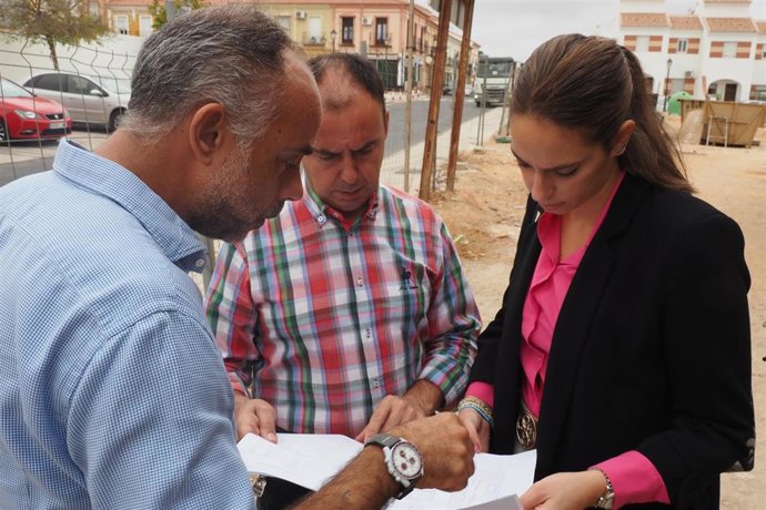 La alcaldesa de Palos de la Frontera (Huelva), Milagros Romero, durante la visita a una promoción de viviendas.