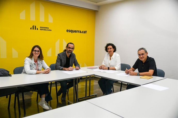 La secretaria general de ERC, Marta Rovira; el gerente y vicesecretario general de Recursos y Finanzas de ERC, Jordi Roig; el secretario general de Comunistes de Catalunya, Héctor Sánchez, y la secretaria de Organización de Comunistes, Nosa Sánchez
