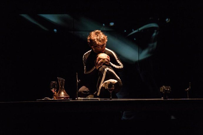 Archivo - Ocho actores con diversidad cognitiva protagonizan 'Hamlet' en el Teatre Lliure de Barcelona