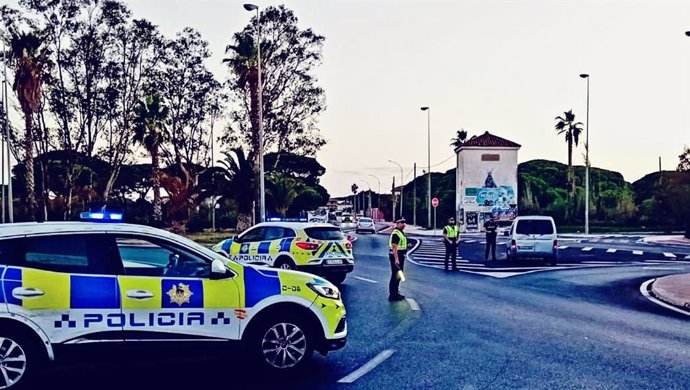 Agentes de la Policía Local de El Puerto de Santa María (Cádiz) durante un control realizado el fin de semana en la localidad.