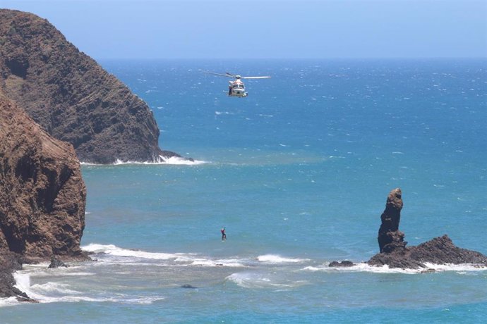 Archivo - Un helicóptero de Salvamento Marítimo en aguas de Cabo de Gata (Almería) en una imagen de archivo.