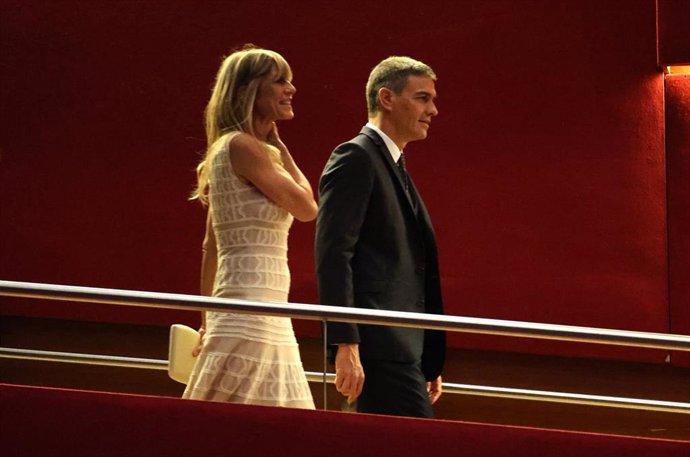 El presidente del Gobierno, Pedro Sánchez, y su mujer, Begoña Gómez, a su llegada a la entrega del Premio Donostia, en el Festival de Cine de San Sebastián, a 26 de septiembre de 2024, en San Sebastián, Guipúzcoa, País Vasco (España).