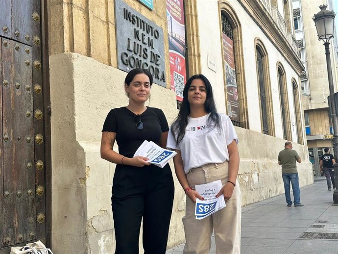 Raquel Arranz Y Lucía Figueredo, ante un instituto de Córdoba.