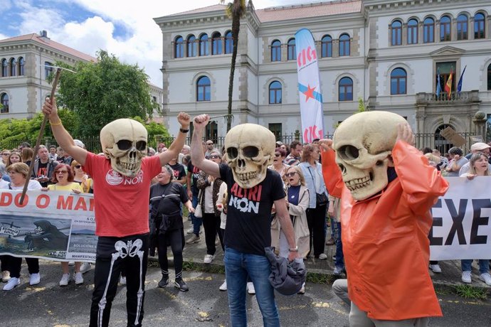 Archivo - Decenas de personas durante una nueva protesta contra la empresa de celulosa Altri, en la puerta principal de la Xunta de Galicia, a 30 de junio de 2024, en Santiago de Compostela, A Coruña, Galicia (España). Hoy tiene lugar una nueva movilizaci