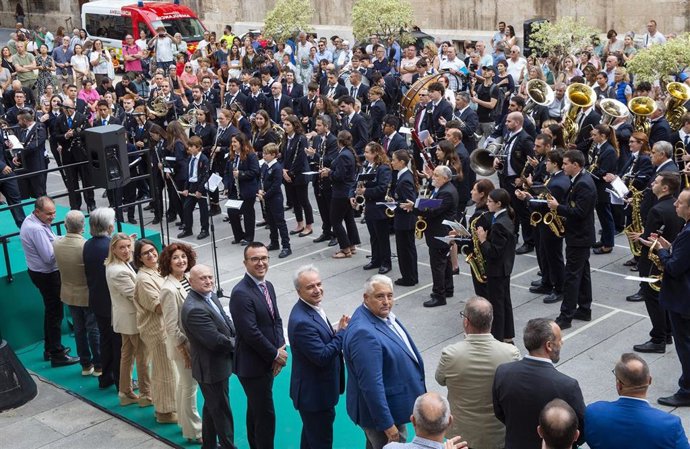 Nueve bandas musicales interpretan al unísono varias piezas, desde 'Amparito Roca' al himno regional