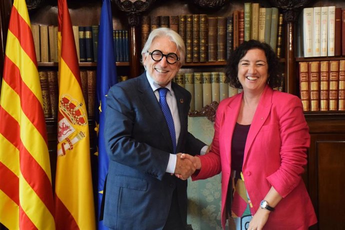 El presidente de Foment del Treball, Josep Sánchez Llibre, y la consellera de Economía, Alícia Romero.