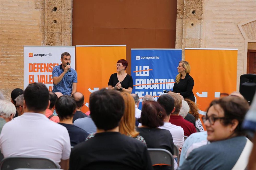 La portavoz de Compromís en el Congreso, gueda Micó, y el portavoz de Educación de la coalición, Gerard Fullana