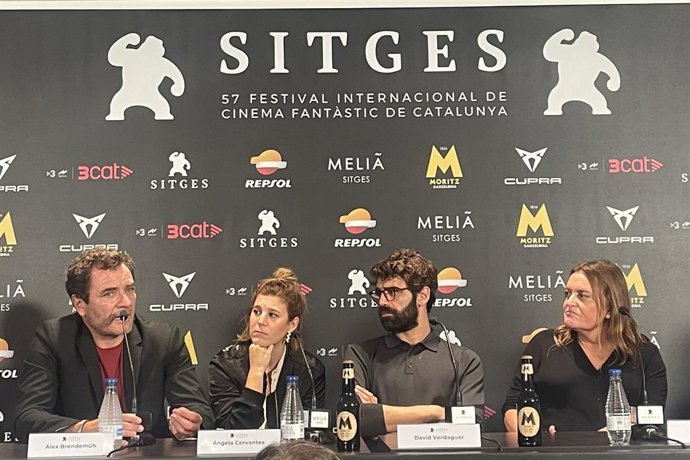 Los actores Àlex Brendemühl, Ángela Cervantes y David Verdaguer y la directora Marta Pahissa, en la presentación de 'El mal invisible' en el Festival de Sitges