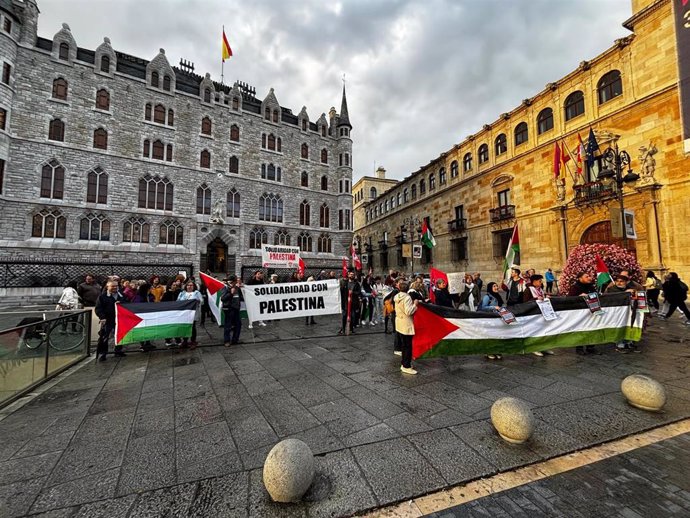 Un centenar de personas se concentra en León para pedir "el fin del genocidio del pueblo palestino".