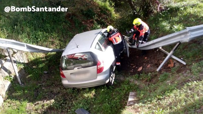 Dos personas trasladadas tras salirse de la vía y caer por un terraplén en Parbayón