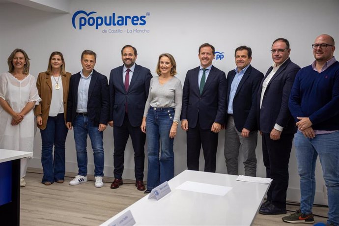 La secretaria general del PP, Cuca Gamarra, junto al presidente regional del PP, Paco Núñez y los presidentes provinciales del PP de Castilla-La Mancha.