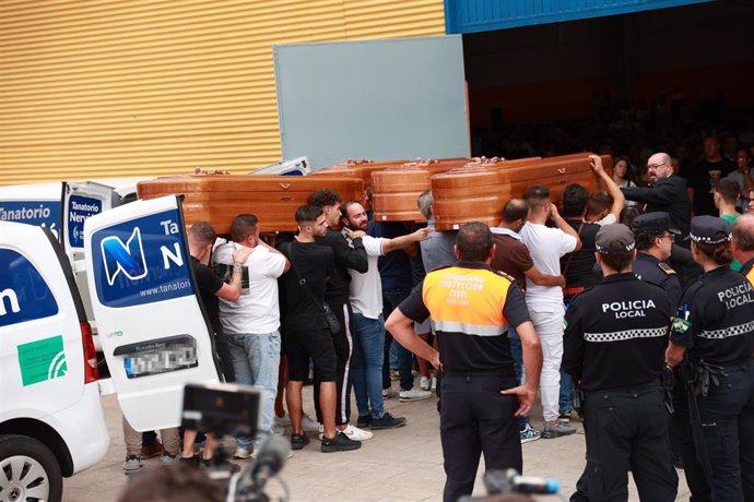 Los féretros de la familia fallecida en un incendio llegan al polideportivo de Guillena para el funeral. A 07 de octubre de 2024, en Guillena, Sevilla (Andalucía, España). Vecinos de Guillena (Sevilla) han mostrado su consternación tras la muerte de una f