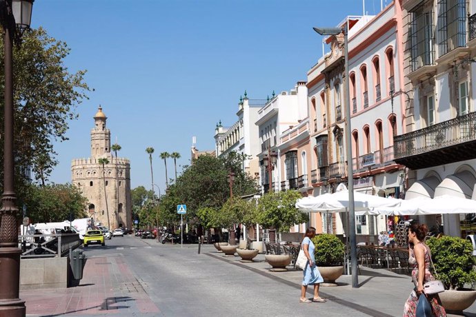 Archivo - La calle Almirante Lobo en el centro de Sevilla, con la Torre del Oro al fondo, forma parte del recorrido común de la procesión magna de diciembre.