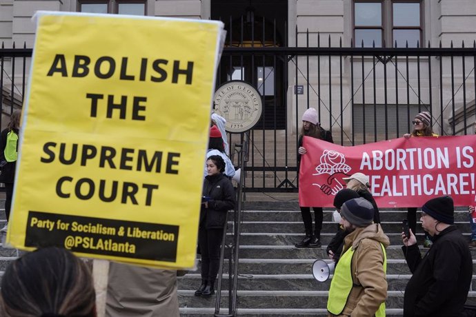 Archivo - Imagen de archivo de una manifestación a favor del derecho al aborto frente a la sede del estado de Georgia