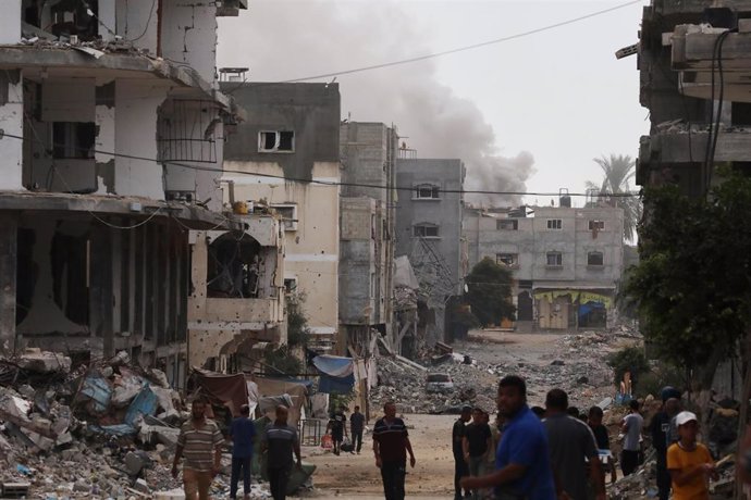 Palestinos desplazados huyen del campamento de refugiados de Bureij (en el centro de la Franja de Gaza) tras bombardeos israelíes