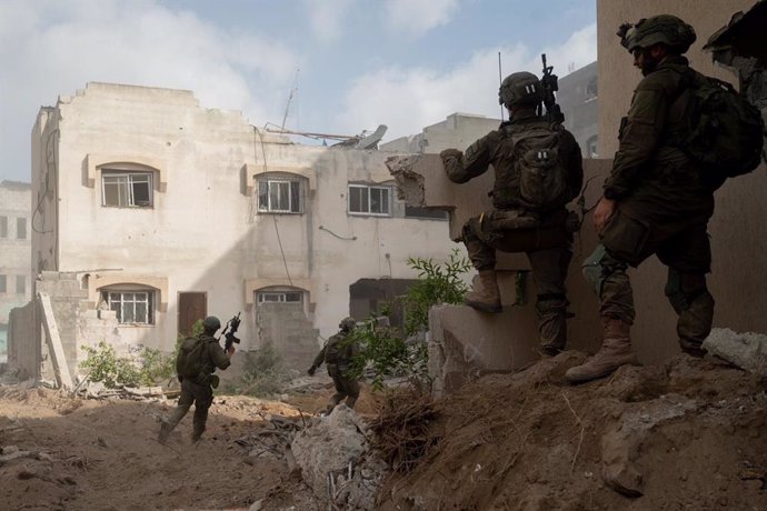 Archivo - Militares isarelíes en el barrio de Sheyaiya, en la ciudad de Gaza