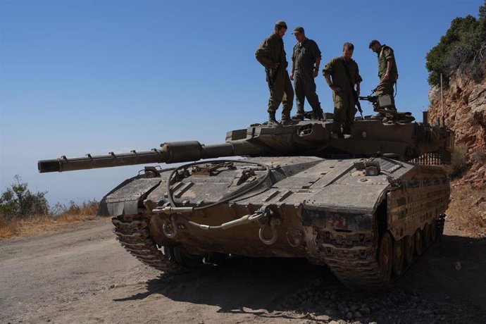 Reservistas del Ejército de Israel en un carro de combate cerca de la frontera con Líbano (archivo)