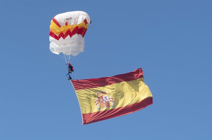 Archivo - La cabo María del Carmen Gómez Hurtado, que ha sido la primera mujer paracaidista en liderar el desfile del 12-O mientras portaba la bandera de España, durante el desfile del 12 de octubre 'Día de la Fiesta Nacional', en la plaza de Cánovas del 