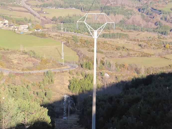 Línea eléctrica de distribución en Villanúa (Huesca).