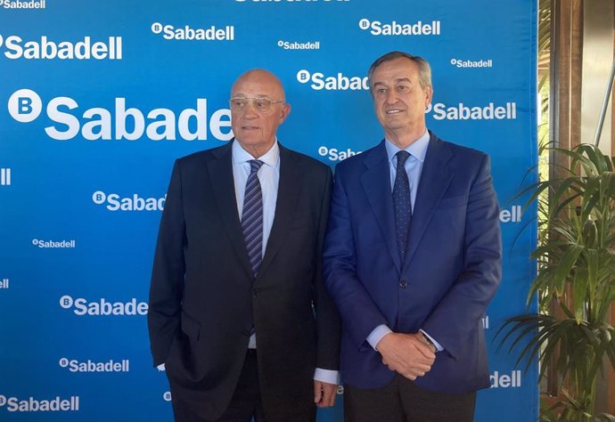 Archivo - El presidente de Banco Sabadell, Josep Oliu, y el consejero delegado, César González-Bueno.