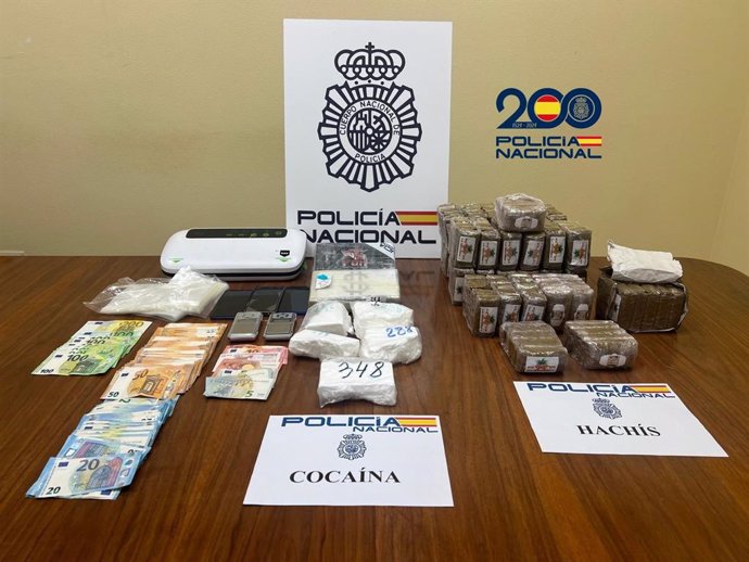 Imagen de la droga y el dinero encontrado en los registros.