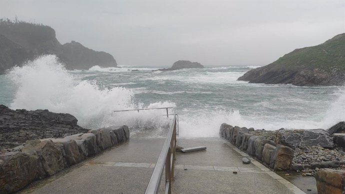 Archivo - Temporal de fuerte oleaje, olas en la playa de Pormenande, en el concejo de El Franco, en el occidente asturiano en una imagen de archivo. 