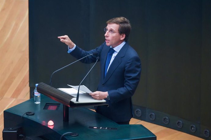 El alcalde de Madrid, José Luis Martínez-Almeida, interviene durante un pleno del Ayuntamiento de Madrid, en el Palacio de Cibeles