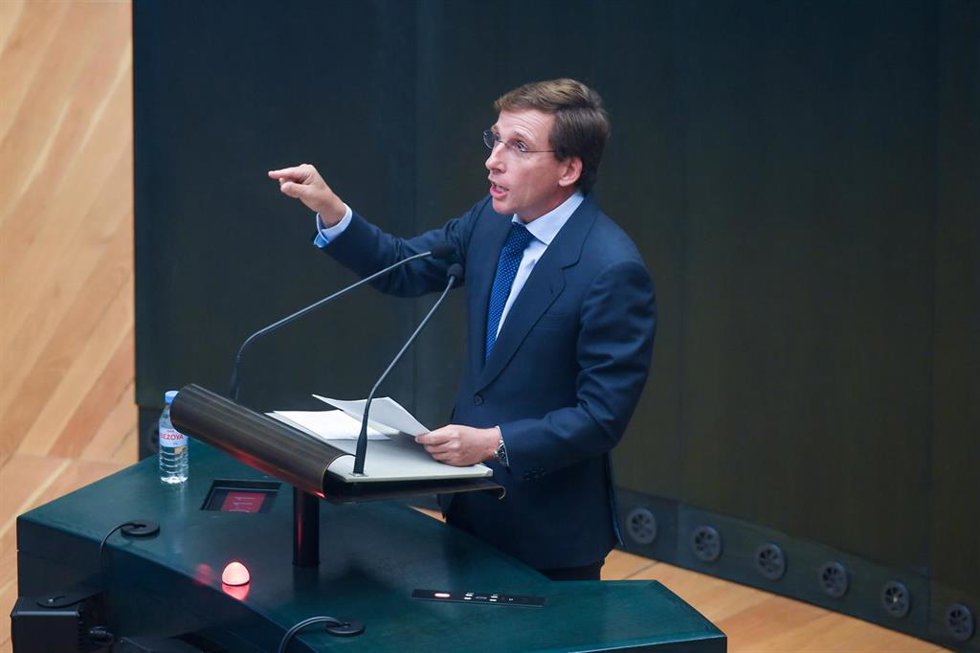 El alcalde de Madrid, José Luis Martínez-Almeida, interviene durante un pleno del Ayuntamiento de Madrid, en el Palacio de Cibeles