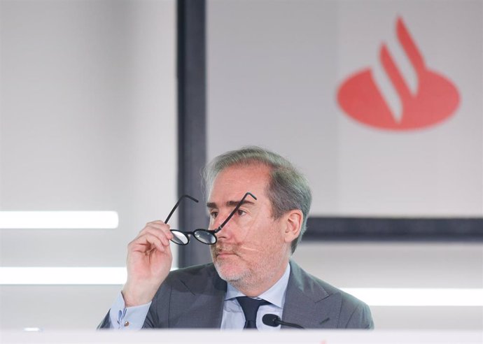 Archivo - El consejero delegado de Grupo Santander, Héctor Grisi, durante la presentación de los resultados de la empresa en el primer semestre de 2023, en la Ciudad Grupo Santander, a 26 de julio de 2023, en Boadilla del Monte, Madrid (España).