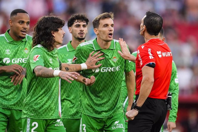 Diego Llorente pide explicaciones a Martínez Munuera tras el penalti señalado en el derbi entre el Sevilla y el Betis