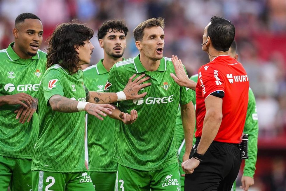 Diego Llorente pide explicaciones a Martínez Munuera tras el penalti señalado en el derbi entre el Sevilla y el Betis