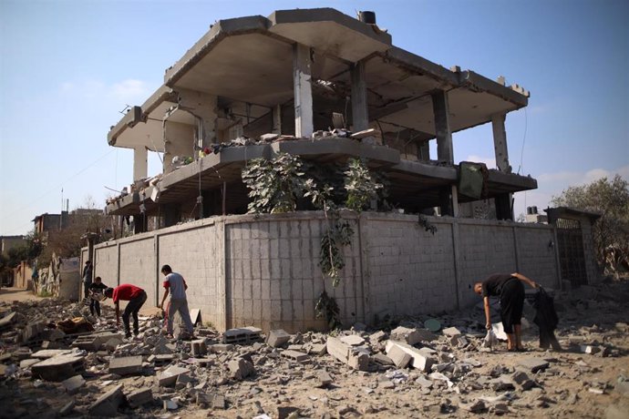 Archivo - Edificio destruido por un bombardeo del Ejército de Israel contra el campamento de refugiados de Nuseirat, en el centro de la Franja de Gaza (archivo)