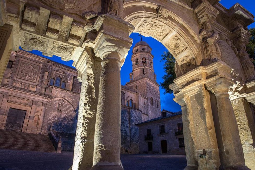 Plaza de Santa María con la fuente del mismo nombre en primer plano y al fondo la Catedral.