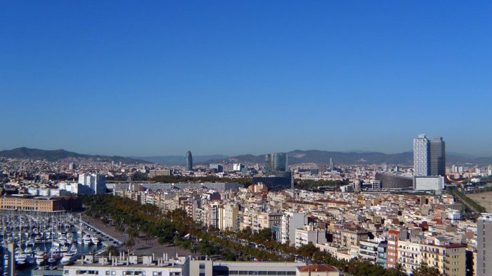 Archivo - Vista aérea de Barcelona.