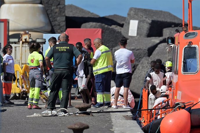 Los Servicios de Emergencias reciben a varios migrantes en el puerto de La Restinga, a 30 de septiembre de 2024, en El Hierro, Canarias (España). 