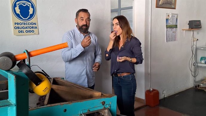 La delegada territorial de Justicia, Administración Local y Función Pública, Teresa Pardo, junto al alcalde de El Borge, Raúl Vallejo, durante una visita al Centro Cultural de Interpretación de la Pasa.