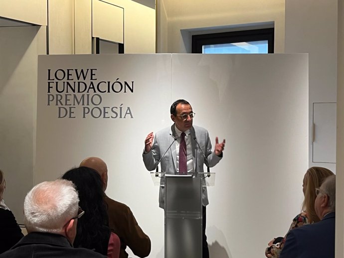 El escritor Javier Velaza agradece el premio, antes de recitar tres poemas de su libro 'Las ignorancias'.