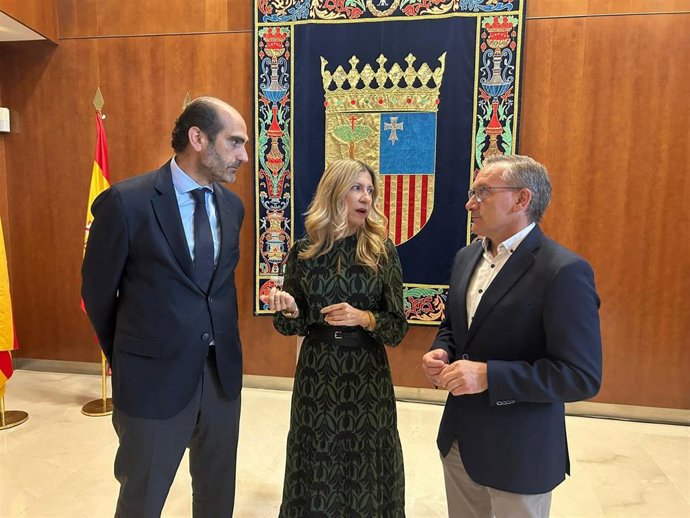 La vicepresidenta del Gobierno de Aragón, Mar Vaquero, junto al director del IAF, Daniel Rey, y el presidente de la DPT, Joaquín Juste.