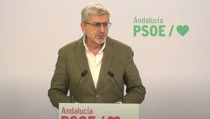 El portavoz adjunto del PSOE-A, Josele Aguilar, en rueda de prensa este martes en Sevilla.